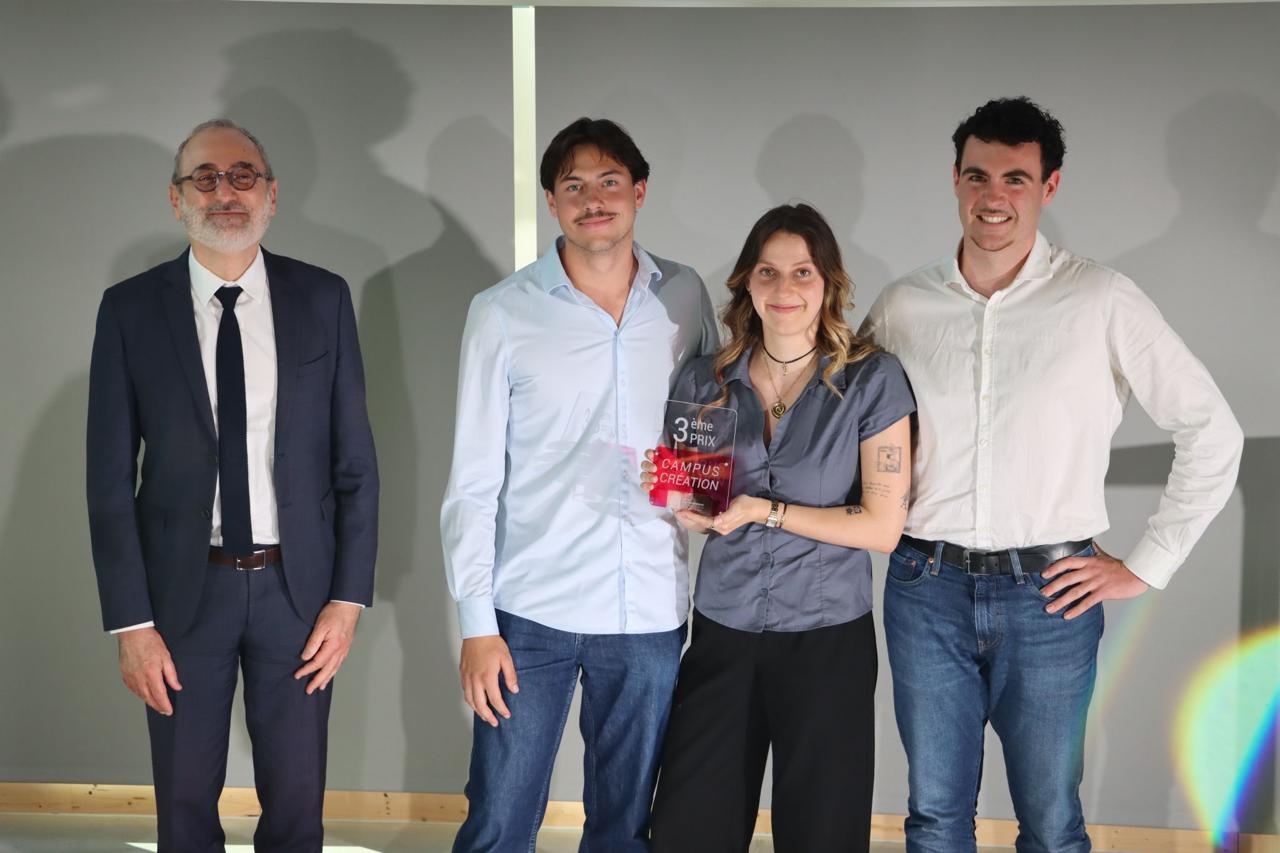 Des membres de l'équipe Test-Eat recevant le trophée du 3e prix Campus Création